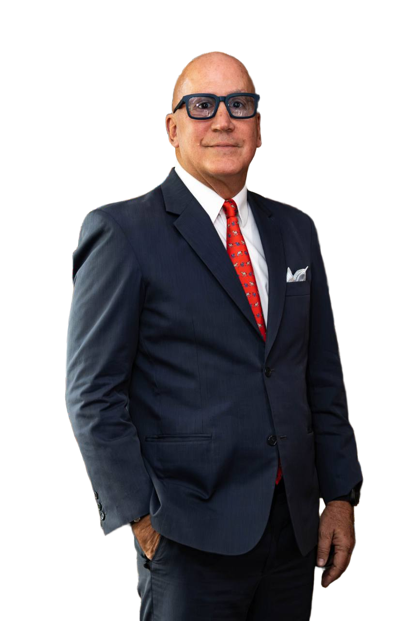 Francisco Briceño con traje azul marino y corbata roja